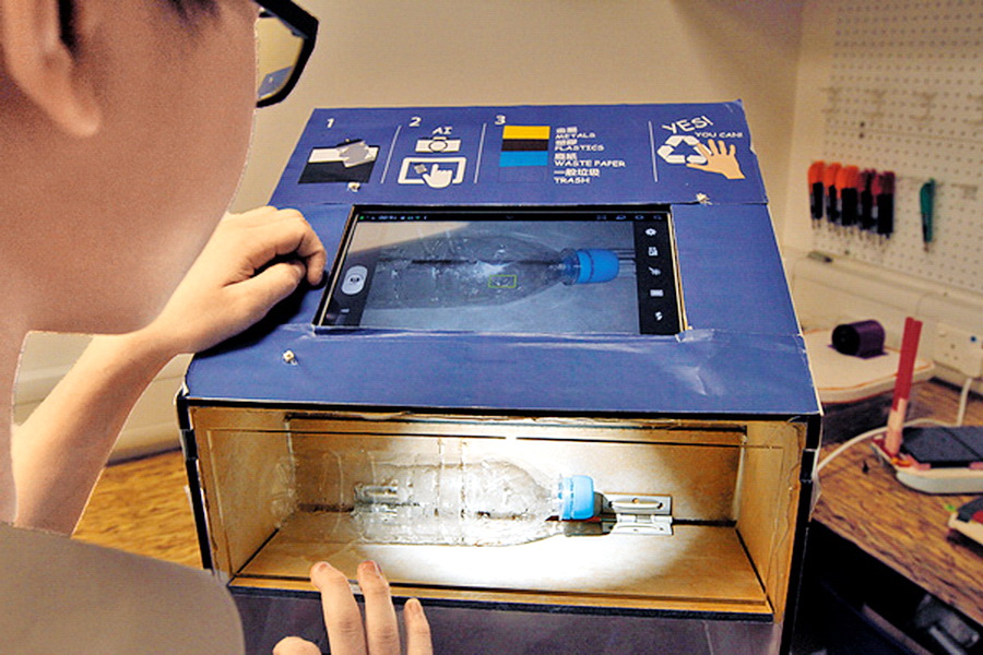 劉星宇即席示範如何使用智能分類回收箱，過程只需數秒，辨識度將隨辨識次數而上升。（吳楚勤攝）