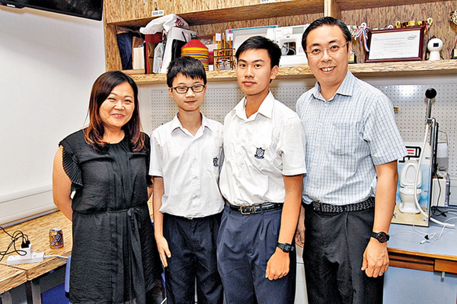 左起：方靜雯老師、劉星宇、何澤銘和馬基鏗老師，學校內各司其職，一個都不能少。（吳楚勤攝）