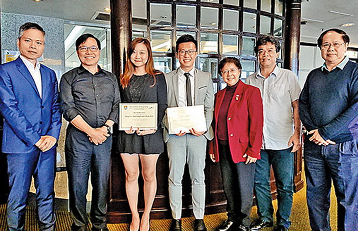 早前「鄧徐惠?傑出學生獎」在港大舉行了頒獎儀式，其中兩位得獎者與一眾港大計算機科學系教授合照。