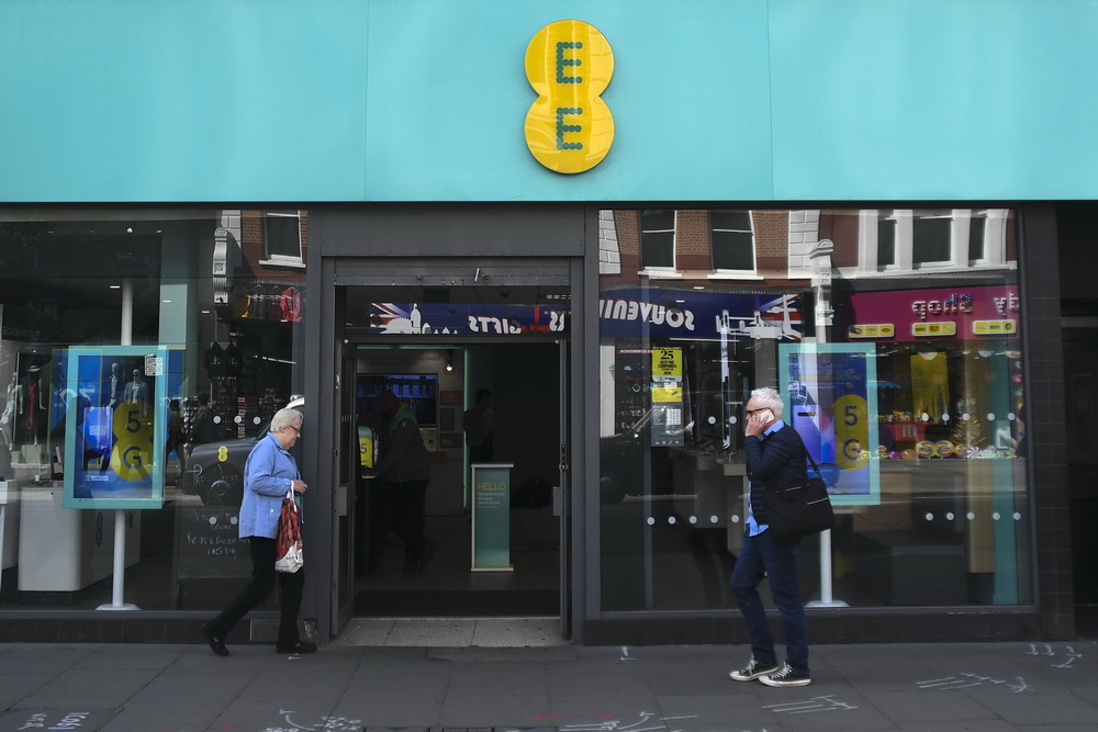 華為早前為英國電訊商EE開通6個城市的5G網絡。（新華社資料圖片）