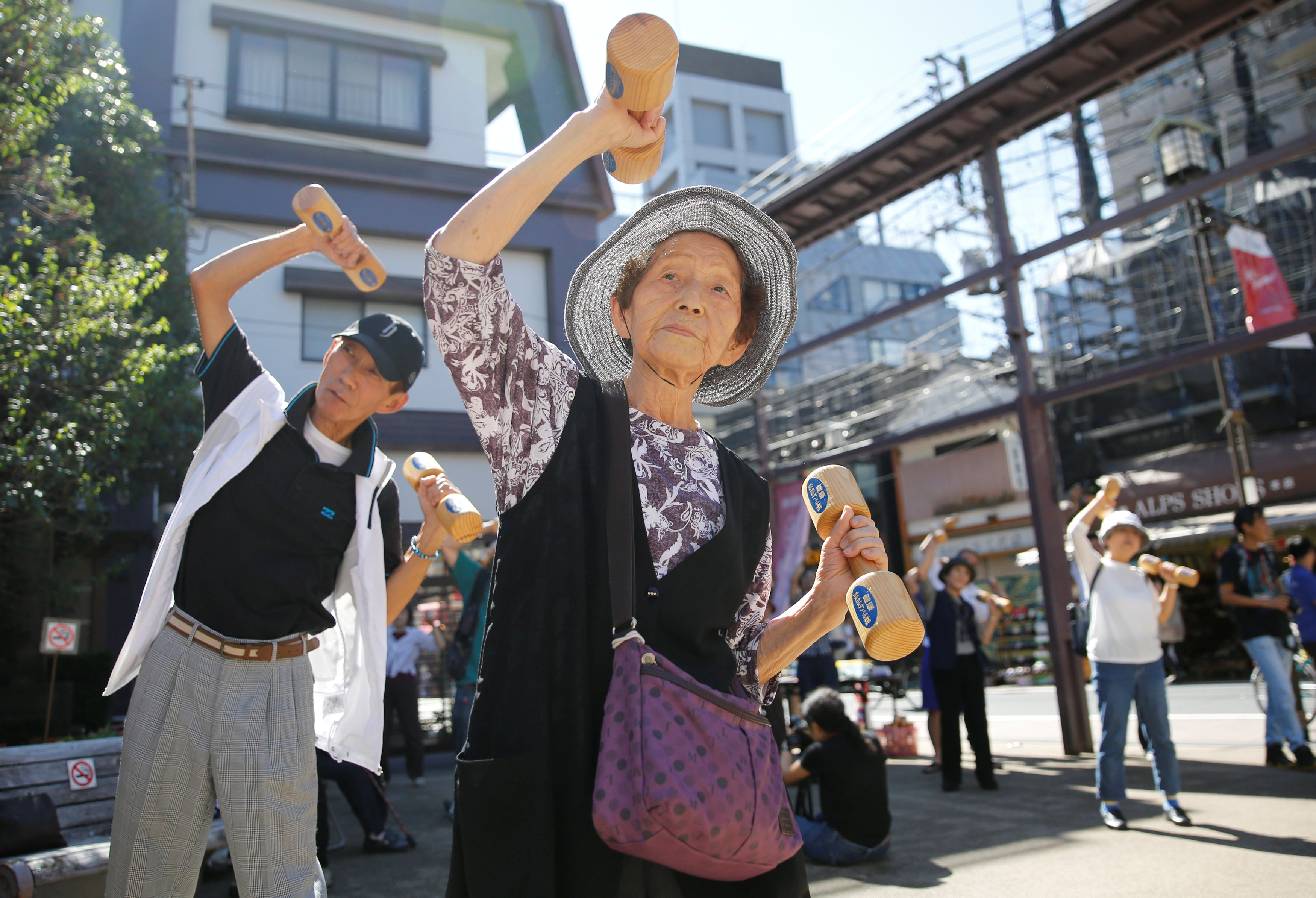 日本政府已在人口老化問題上踏出第一步，但傳統社會觀念仍有待改變；圖為日本老人在公園內健身抗衰老。（路透資料圖片）