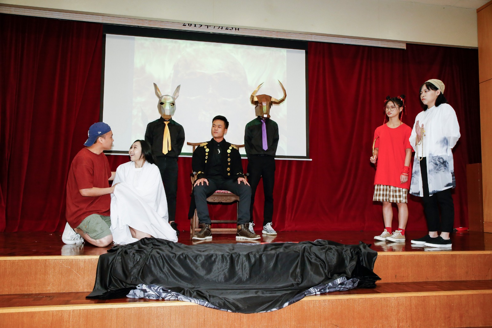 有學生扮牛頭馬面，即席表演創作劇《目連升仙記》。（香港盂蘭文化節fb圖片）