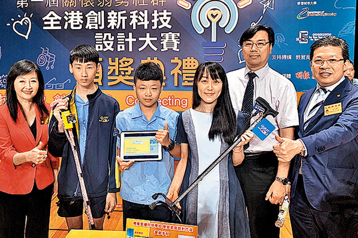 九龍樂善堂主席楊小玲（左一）與小學組冠軍樂善堂楊仲明學校代表合照。（樂善堂提供圖片）