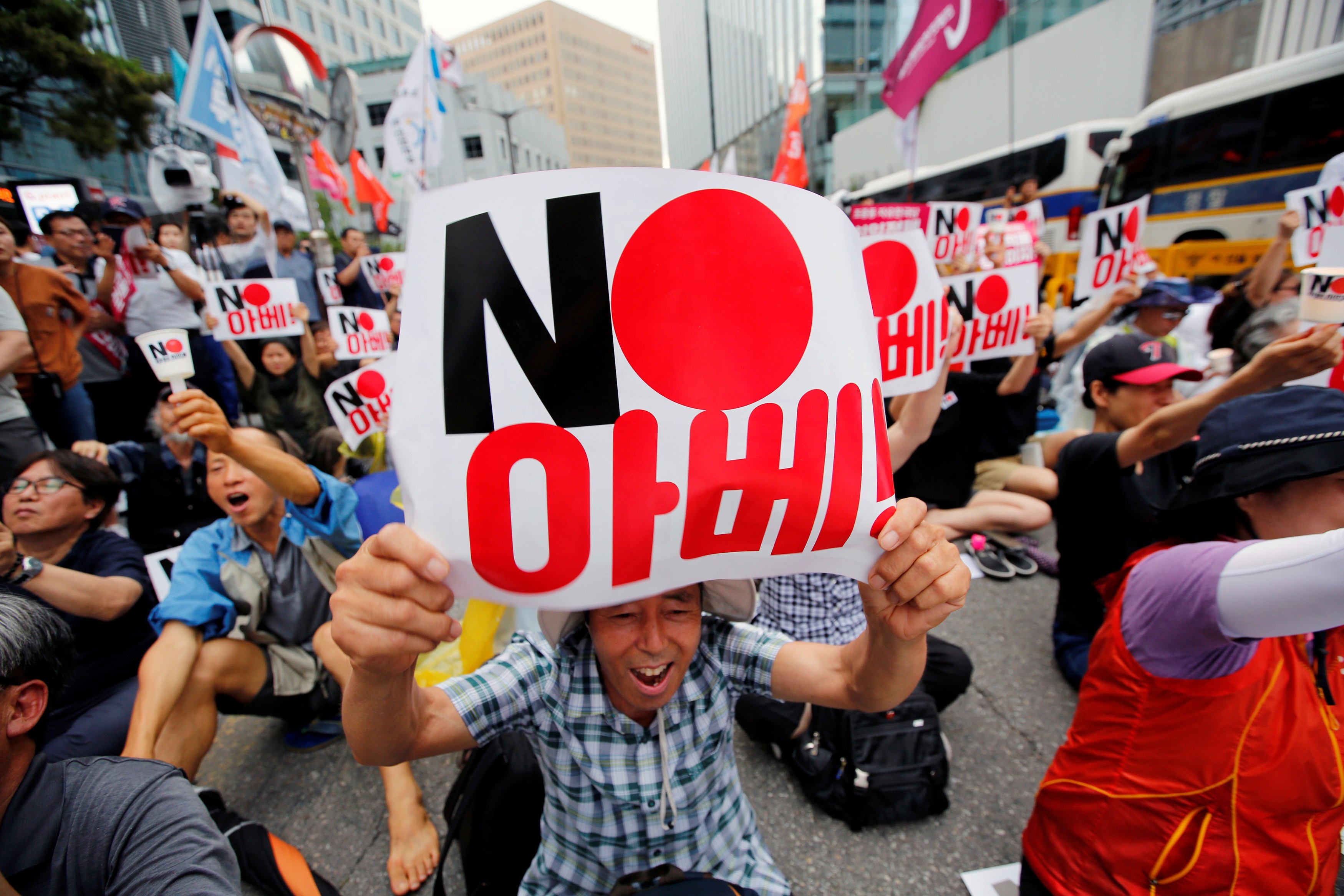 南韓仇日情緒有增無減，首爾及釜山等大城市爆發反日示威活動。（路透資料圖片）
