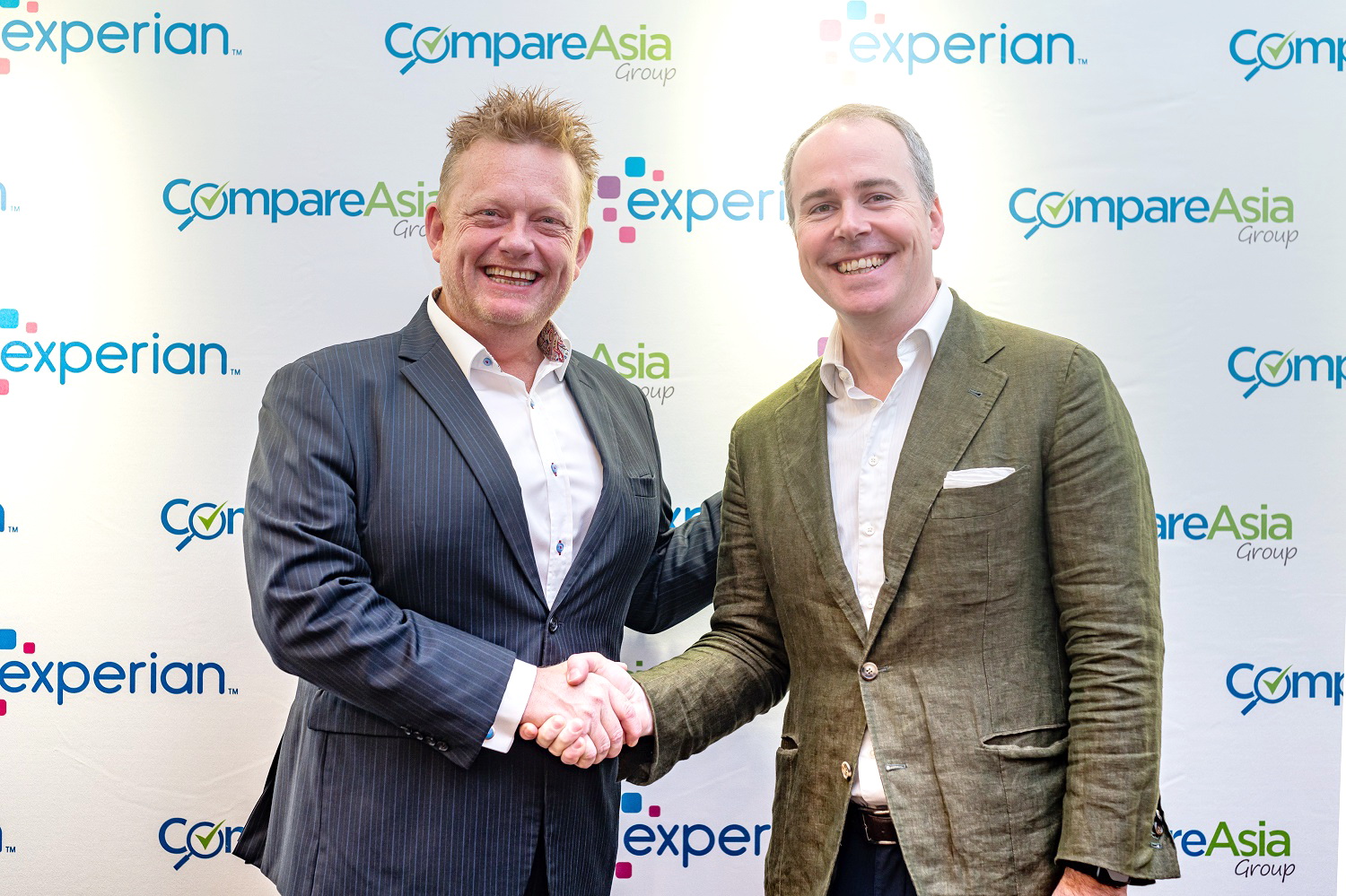 Experian亞太區行政總裁Ben Elliott（左）及CompareAsiaGroup行政總裁Sam Allen（右）簽署合作文件。 （Experian網上圖片）