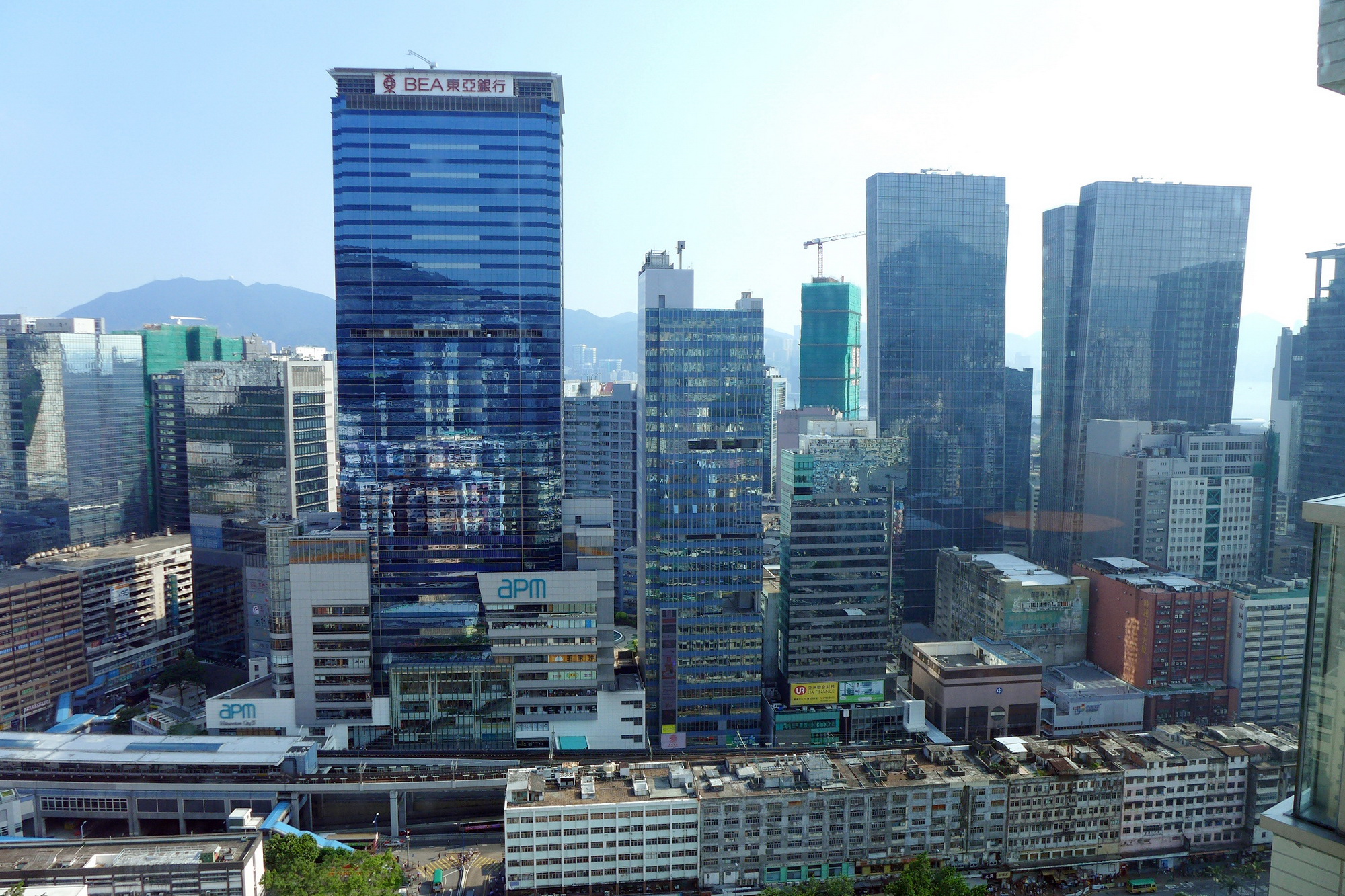 過去10年，九龍東已有不少工廈改建成商廈，有望成為下一個商業中心；圖為觀塘商貿區。（維基百科圖片）