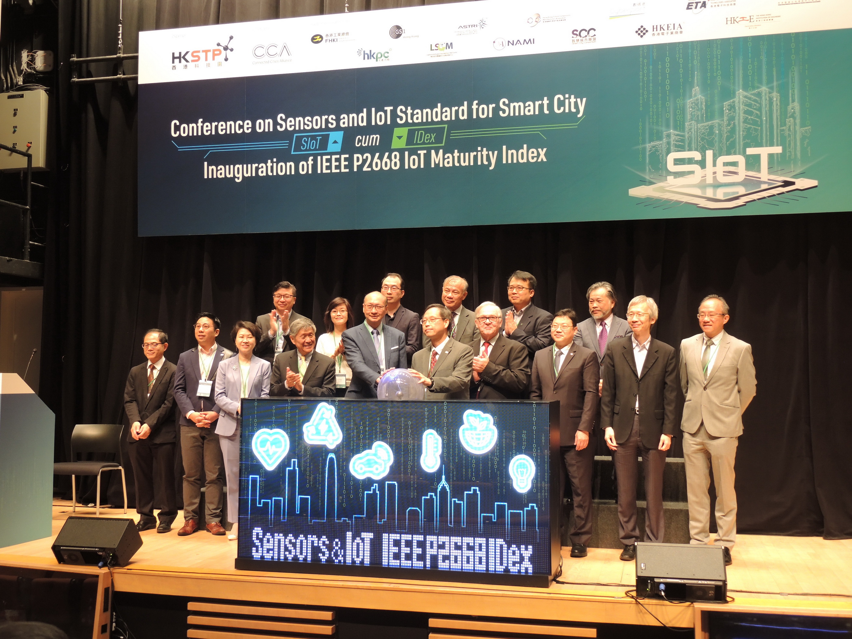 楊天寵（前排左五）及曾劍鋒博士（前排右五），聯同合作夥伴參與「智慧城市傳感器及物聯網標準會議」啟動儀式。