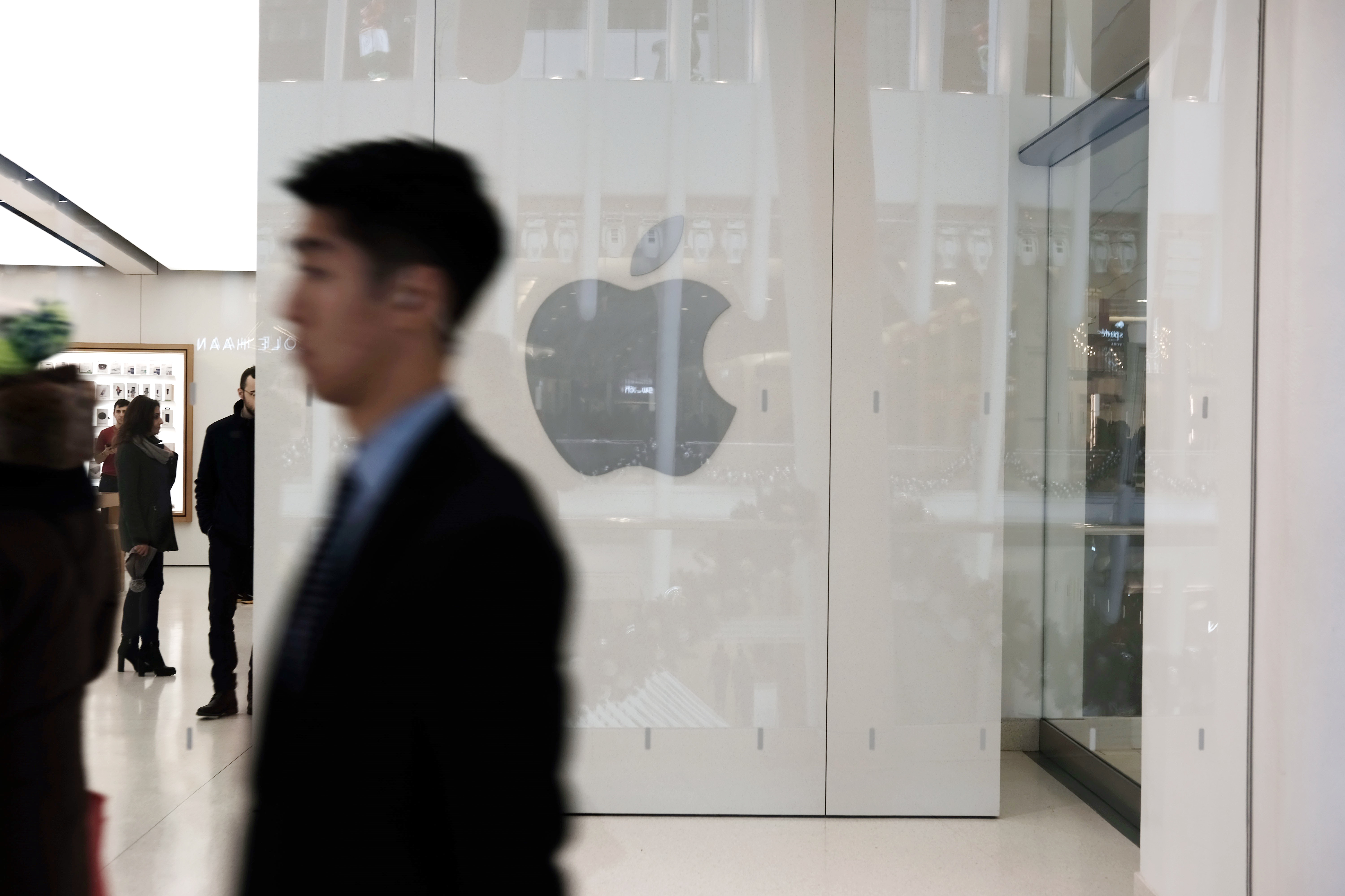 Siri錄音審查計劃引起私隱爭議，蘋果決定開除數百名負責該項的員工。（法新社資料圖片）
