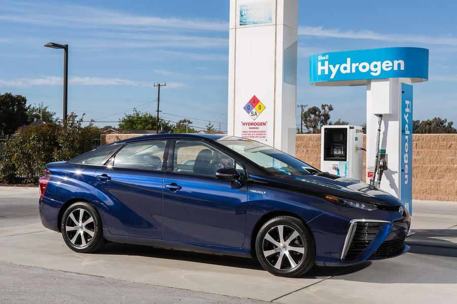 豐田氫能源汽車充氣三分鐘，可開六百五十公里，跟充汽油一樣便捷且更便宜。（豐田汽車圖片）