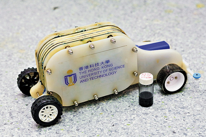 使用環保充電液體燃料（膠樽內）的汽車模型。（科大提供圖片）
