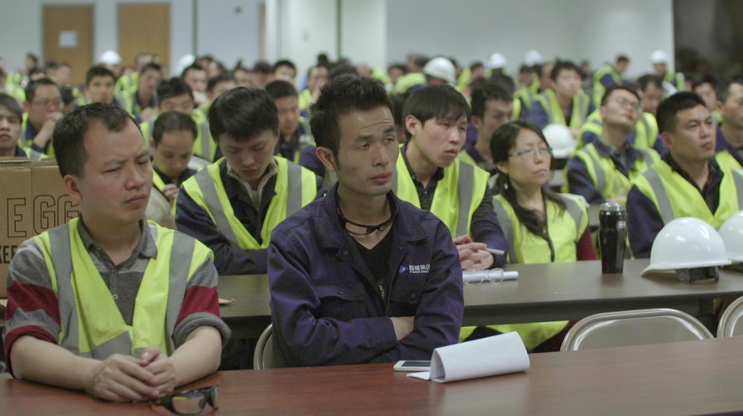 《美國工廠》除了突顯中美工人差異，同時也象徵着全球工廠工人之謝幕曲。（Netflix圖片）