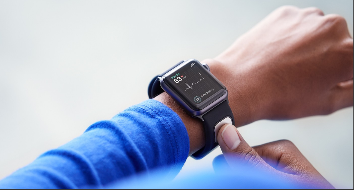 智能手錶加上微型裝置KardiaBand，能夠記錄病人一天內心房顫動的時間。（AliveCor圖片）