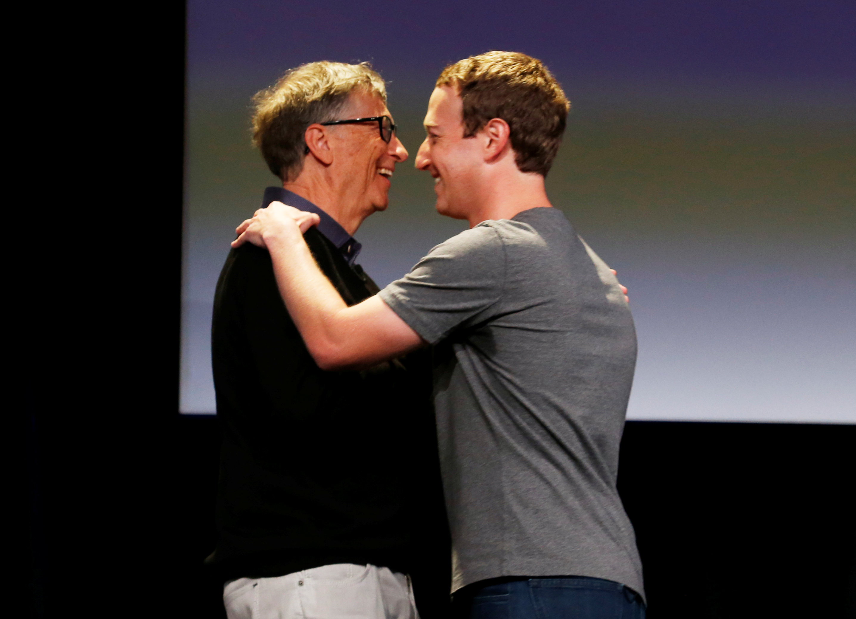 朱克伯格（右一）19歲時，共同創立了Facebook，比爾蓋茨亦於19歲時創立微軟。（路透資料圖片）