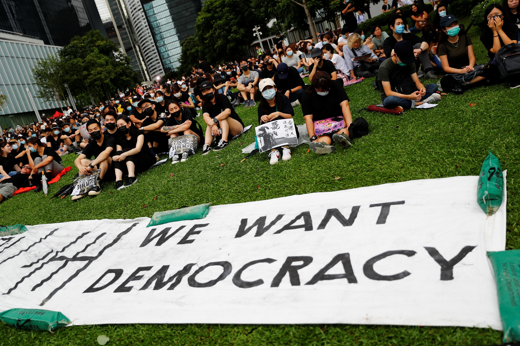 資訊自由是香港成功的基石，若政府試圖封殺網絡，做法既幼稚又可悲。（路透資料圖片）