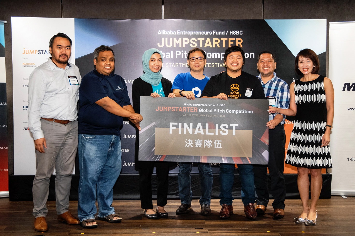 在馬來西亞初賽的勝出隊伍為MC Online、PT Fatiha Sakti、FMH Group、MOSPAZE和MY Care Concierge；右一為阿里巴巴香港創業者基金執行董事周駱美琪。