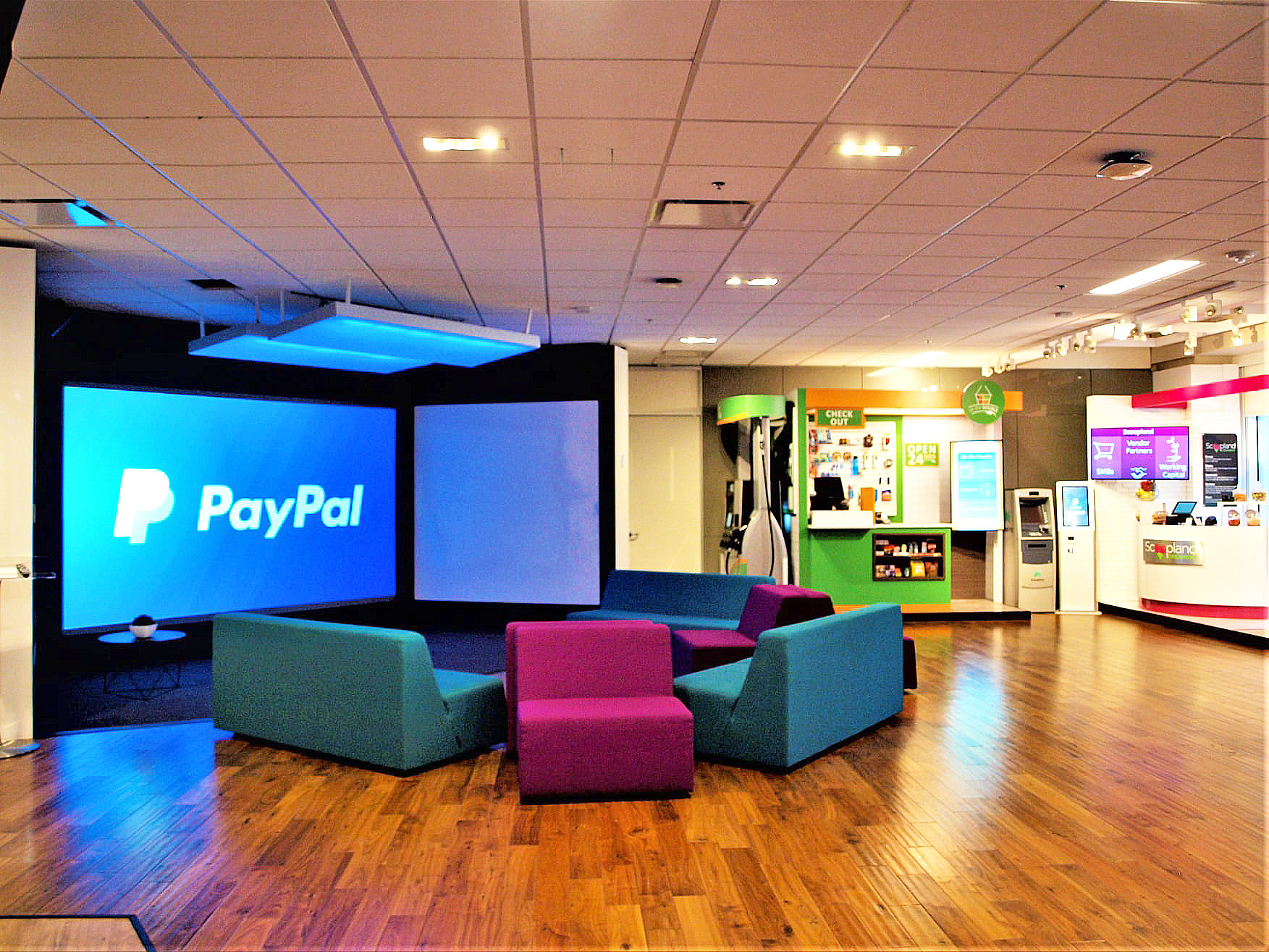 總部設有PayPal Showcase，讓訪客接觸其產品及技術。（陳子健攝）