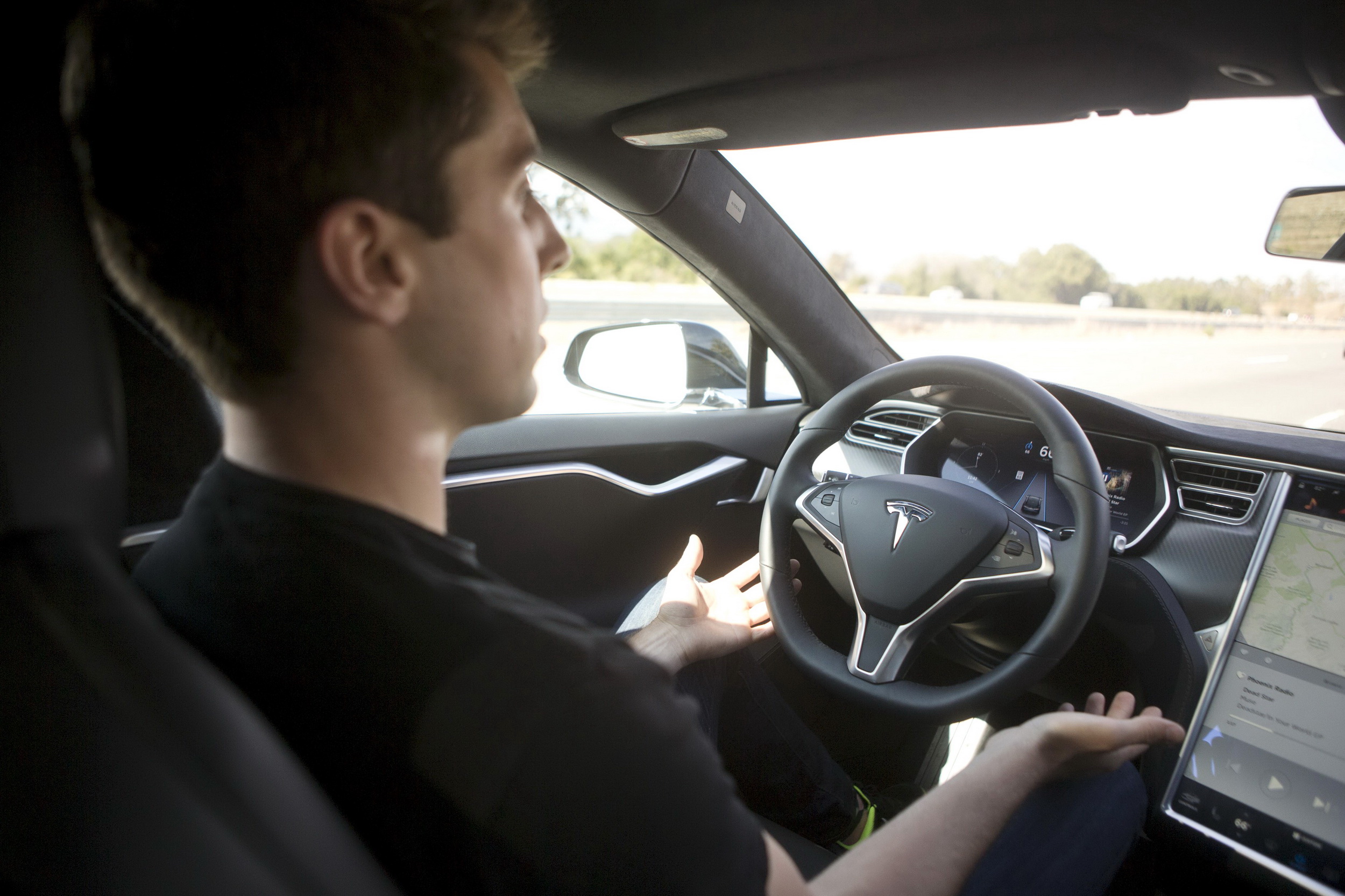 研發無人駕駛的公司認為，人工智能司機比人類更安全。（路透資料圖片）
