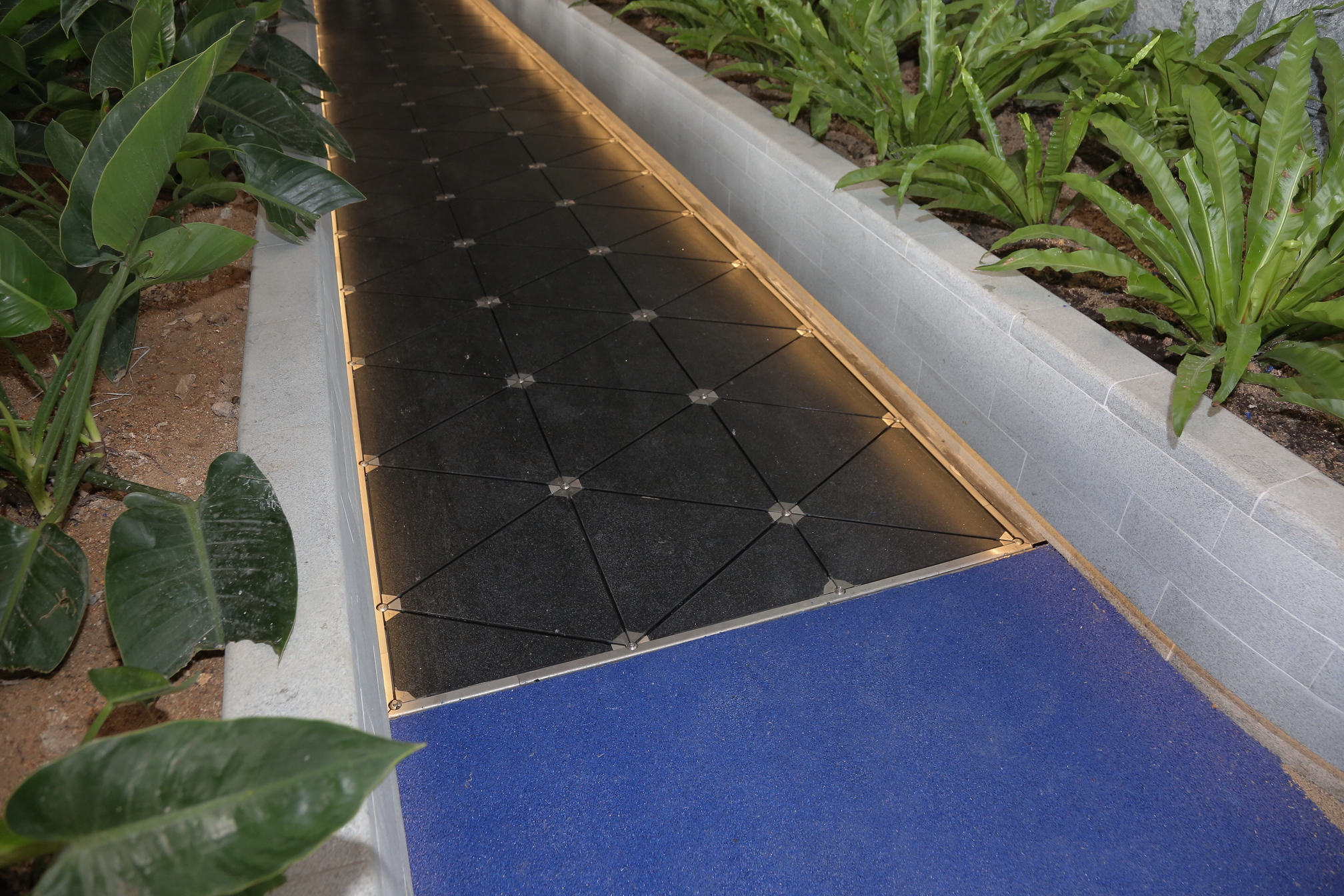 發展商於3樓平台花園的緩跑徑上，採用英國初創Pavegen研發的智能地板。（黃潤根攝）
