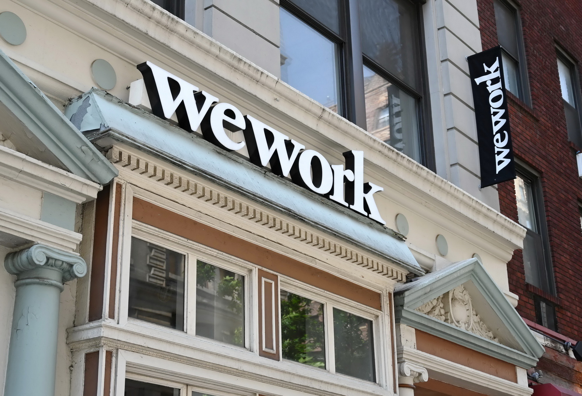 目前WeWork的營運模式以至企業管治都備受質疑，令上市計劃大受影響。（法新社資料圖片）