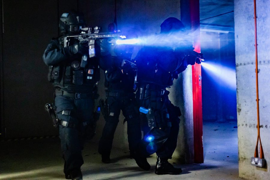 fb跟英國警方合作，蒐集警員參與射擊練習影像，以訓練AI辨識槍擊事件。（倫敦都市警部fb圖片）