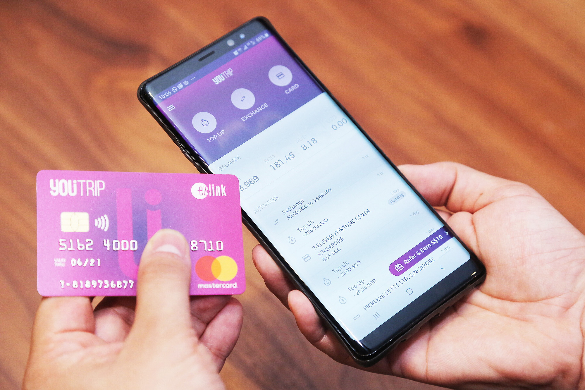YouTrip夥拍新加坡交通智能卡EZ-Link，去年在當地推出實體Mastercard預付卡。（黃潤根攝）