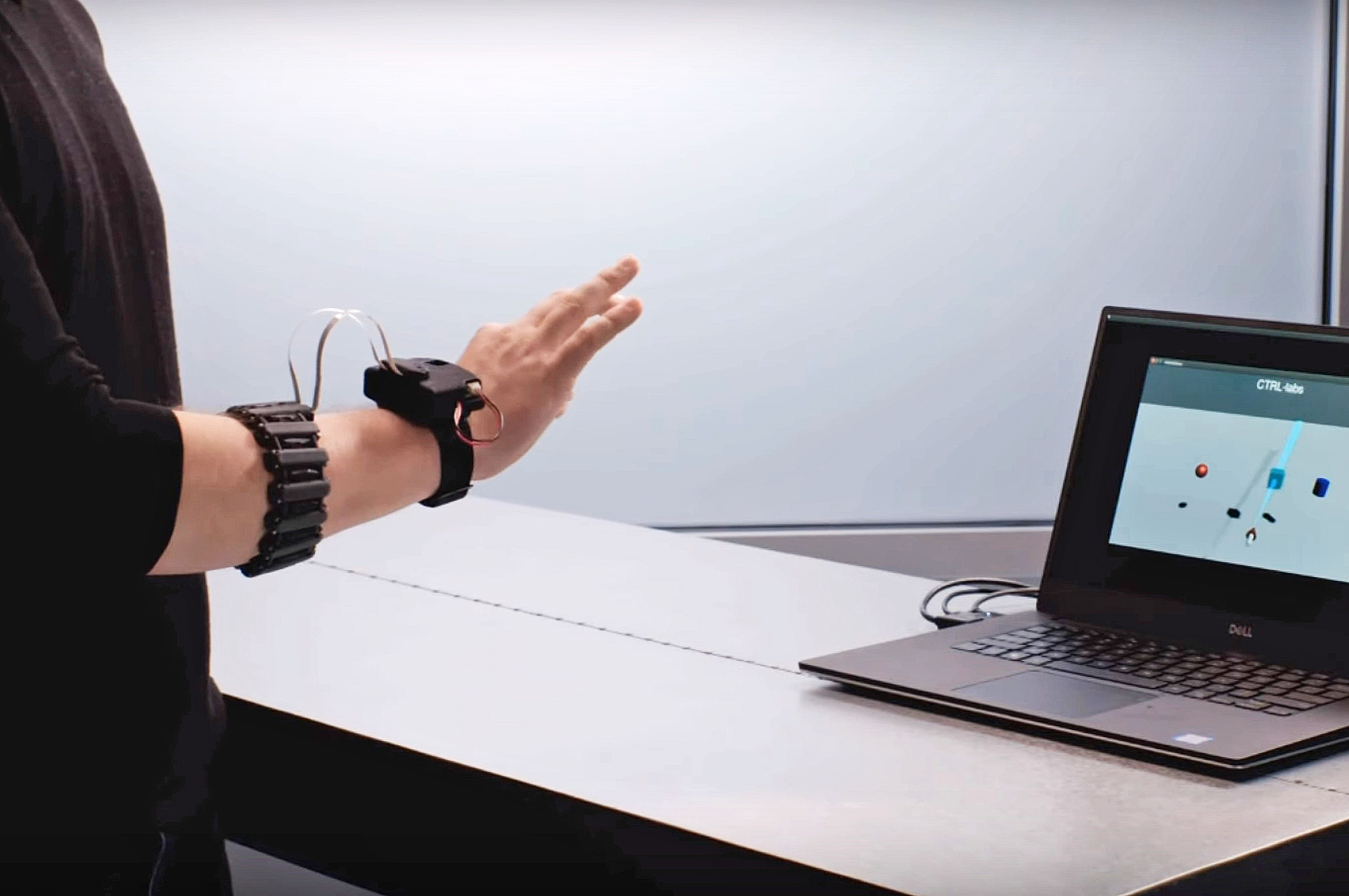 只要穿上CTRL-labs的腕帶等裝置，便可偵測人體訊息，轉換為電腦能夠理解的數碼訊號。（CTRL-labs圖片）