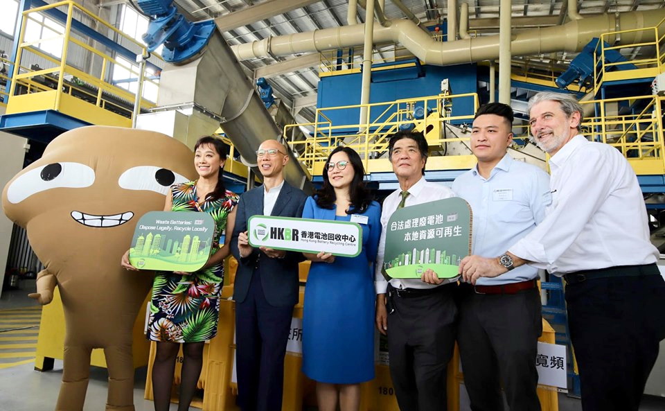 環境局局長黃錦星（左二）表示，政府加強支持本地回收再造業。（黃錦星fb圖片）