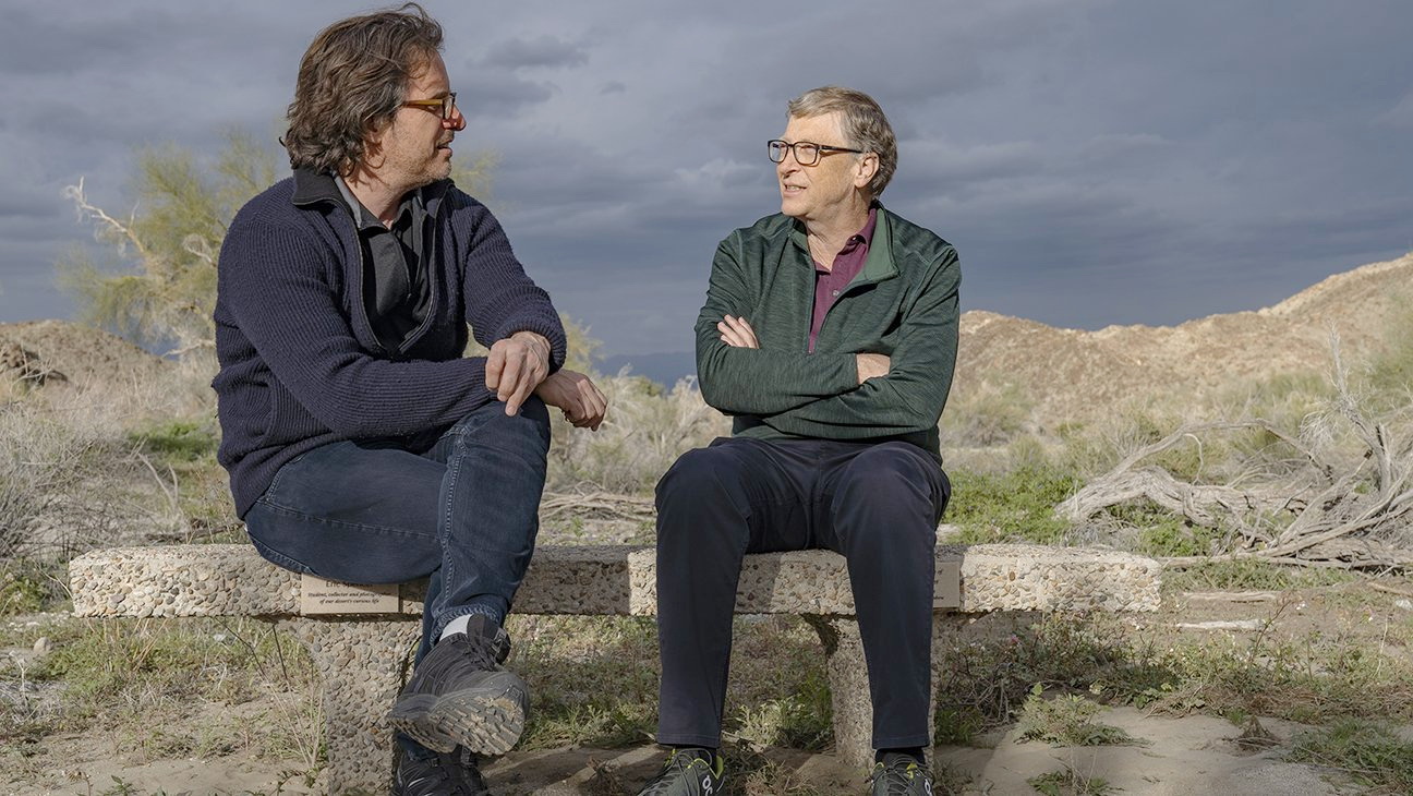 Bill Gates（右）近年訂立的三大目標都未成功，他回應導演Davis Guggenheim（左）時表示：「有時候要懂得放棄，有時候要叫自己努力下去。」（Netflix圖片）