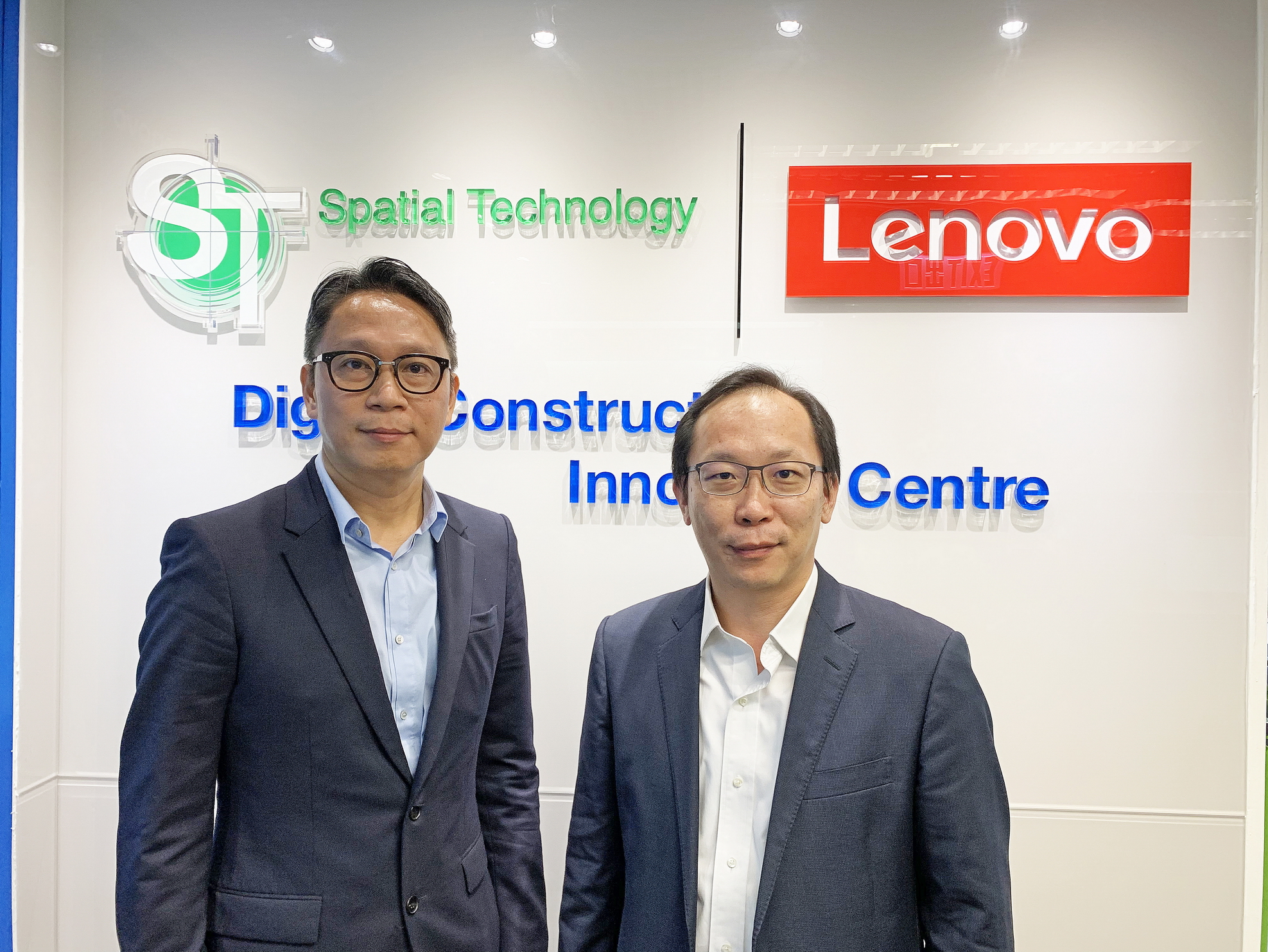 Spatial Technology張兆閣（左）坦言，建築公司能透過BIM等科技，加強`建造項目的安全性；旁為聯想香港及澳門總經理黃斌。（吳志南攝）