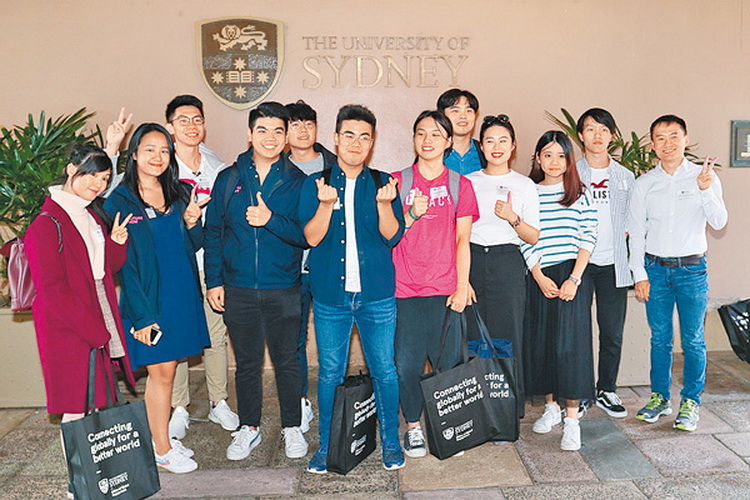 李嘉誠基金會上周贊助12名大學生到澳洲悉尼考察，並到悉尼大學參觀交流。（資料圖片）