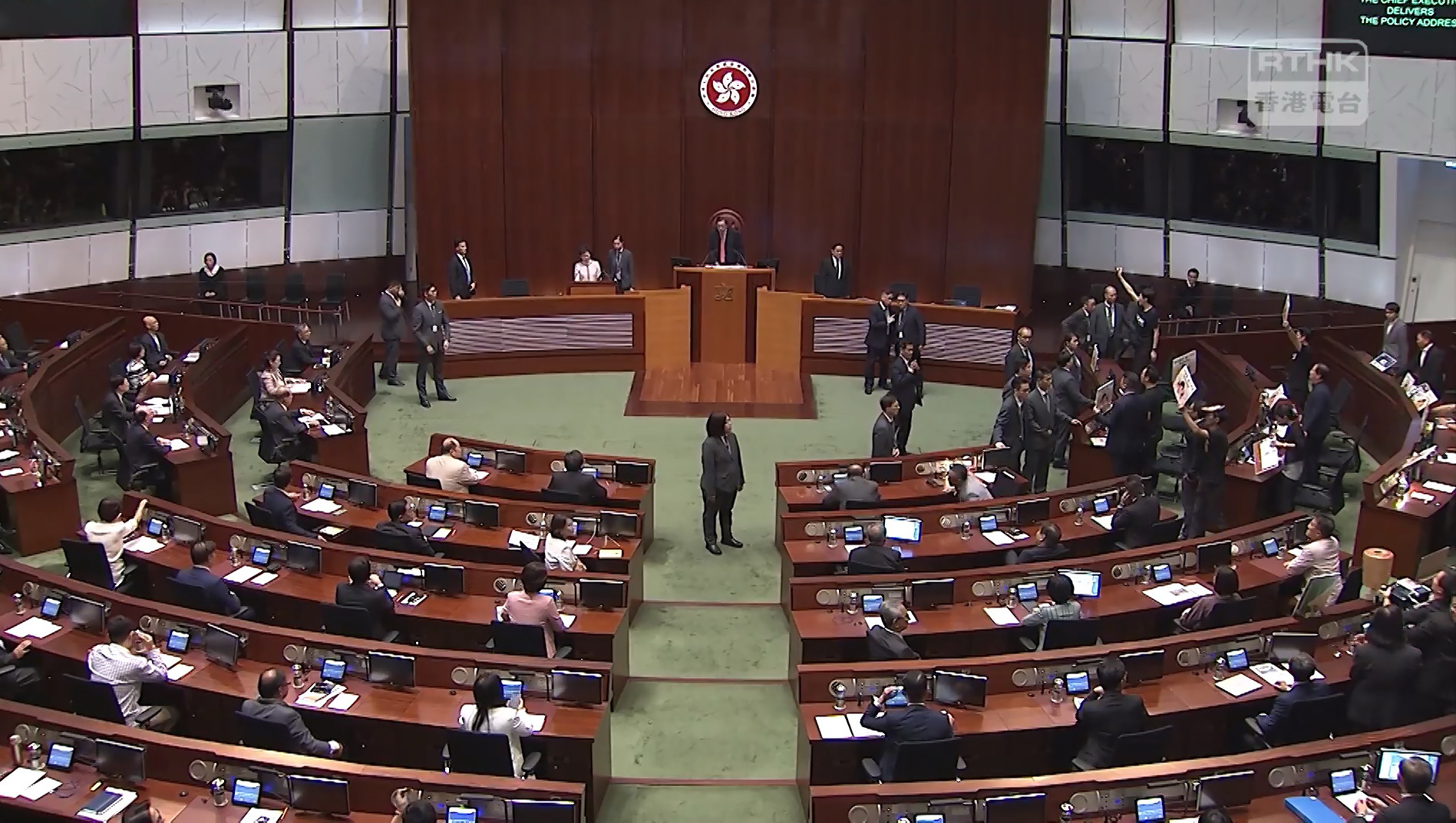 行政長官林鄭月娥在立法會會議廳宣讀新一份《施政報告》。（香港電台圖片）