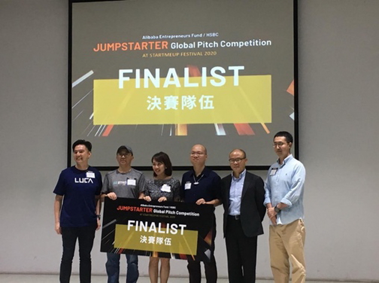 JUMPSTARTER 2020深圳站初賽得獎者及阿里巴巴創業者基金執行董事周駱美琪（左三）合照。