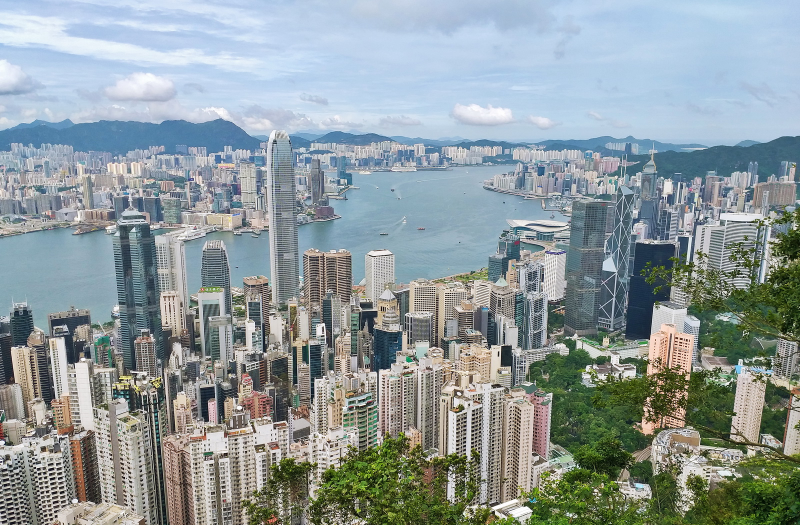 香港很多揸住一個蚊型住宅單位的「窮中產」，已屬全球前1%「超級有錢人」。（黃勁璋攝）