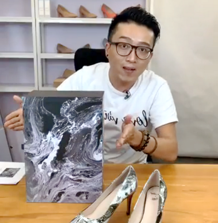 陳胤華透過生動的直播營銷，了解觀眾需要，改良鞋款以符合港人品味。（女鞋國fb截圖）