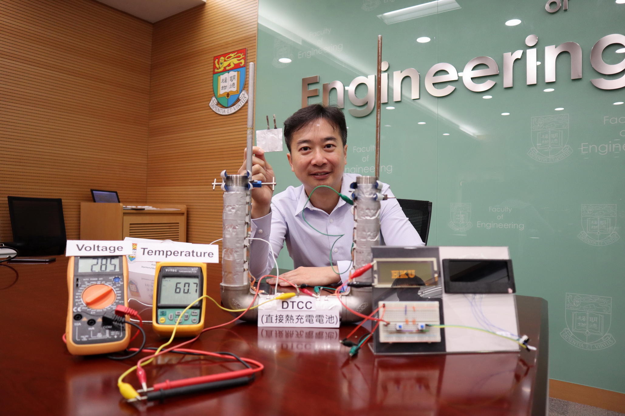 馮憲平與團隊研發出直接熱充電電池，有效把低溫廢熱轉化成電能。（陳施敏攝）