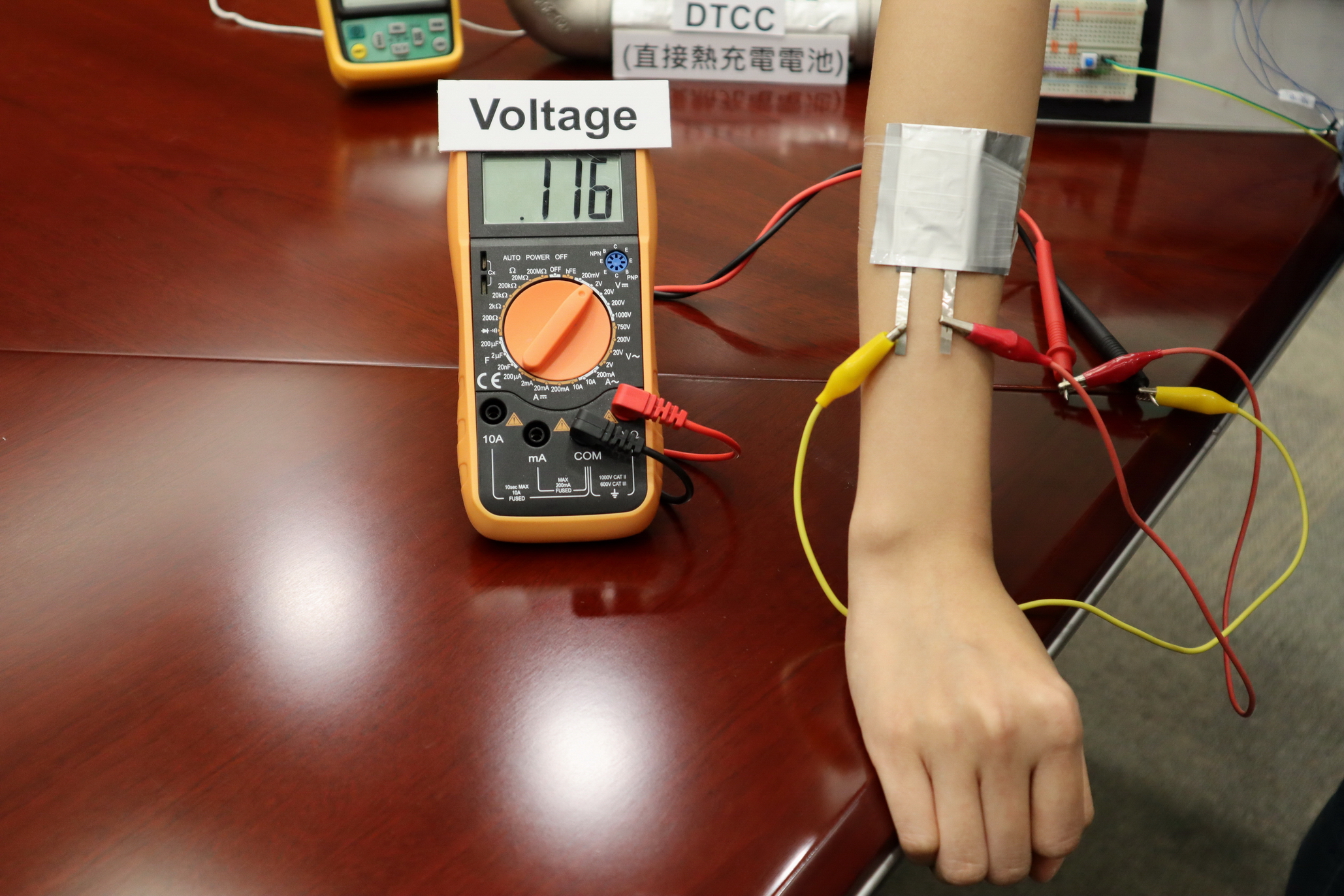 直接熱充電電池可透過體溫，為醫療監測用品供電；圖為團隊示範體感發電的過程。（陳施敏攝）