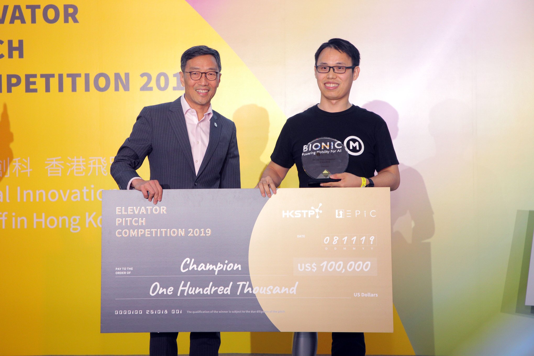 BionicM Inc. CEO 孫小軍接收香港科技園行政總裁黃克強的冠軍獎項。（香港科技園圖片）
