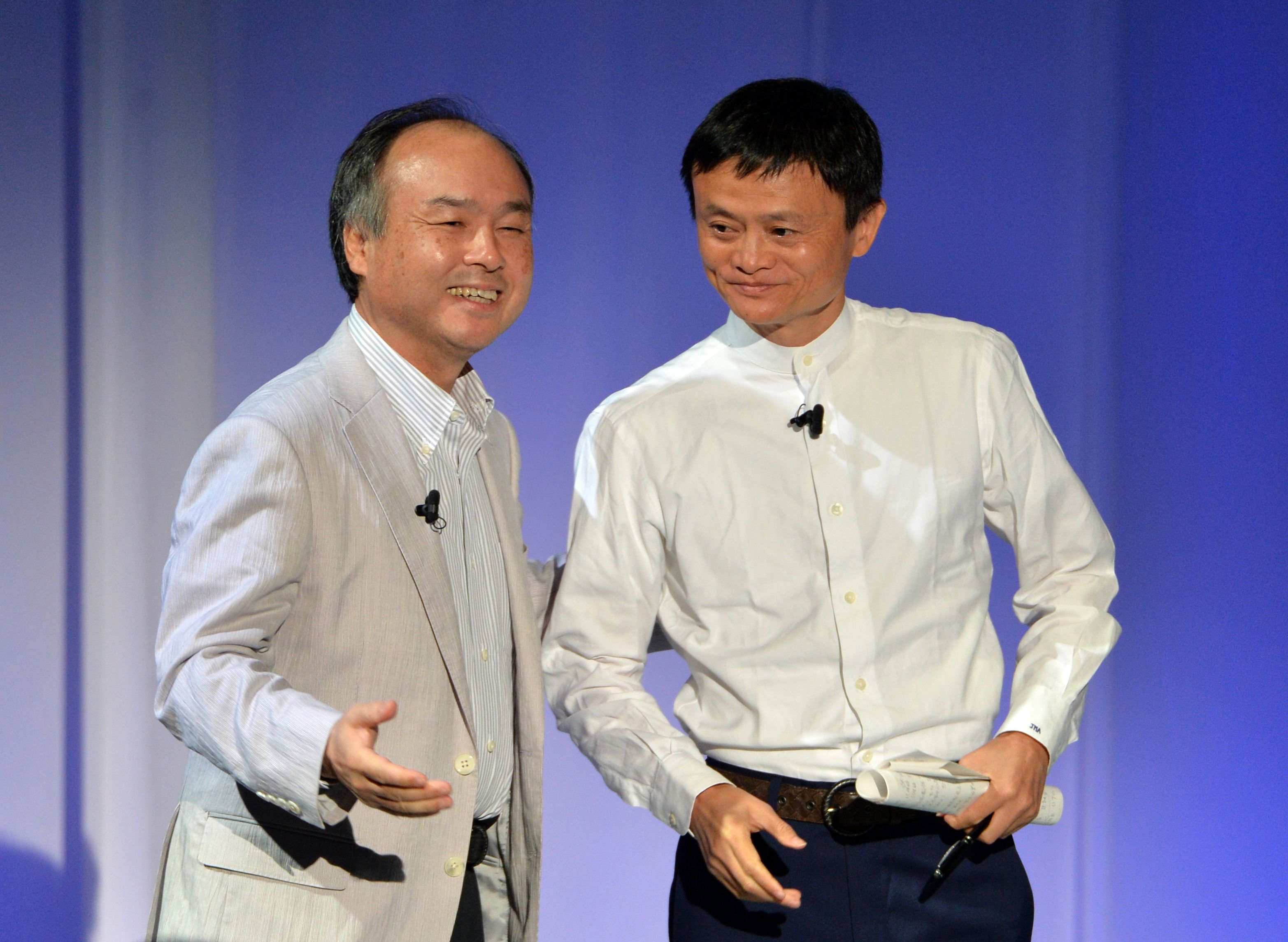 孫正義（左）在日本與馬雲對談，透露當年投資阿里巴巴完全出於直覺。（法新社資料圖片）