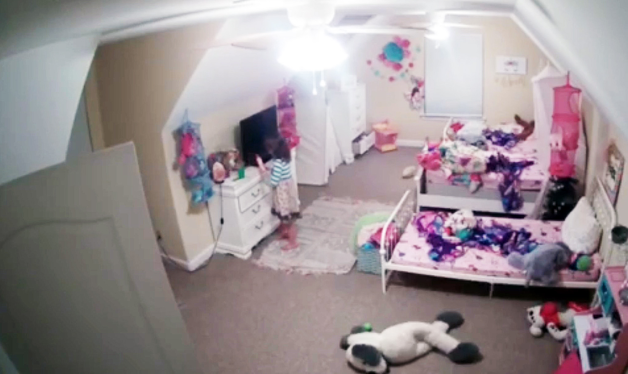 網絡攝影機拍下睡房實況，有黑客自稱聖誕老人跟小女孩打招呼。（網上圖片）