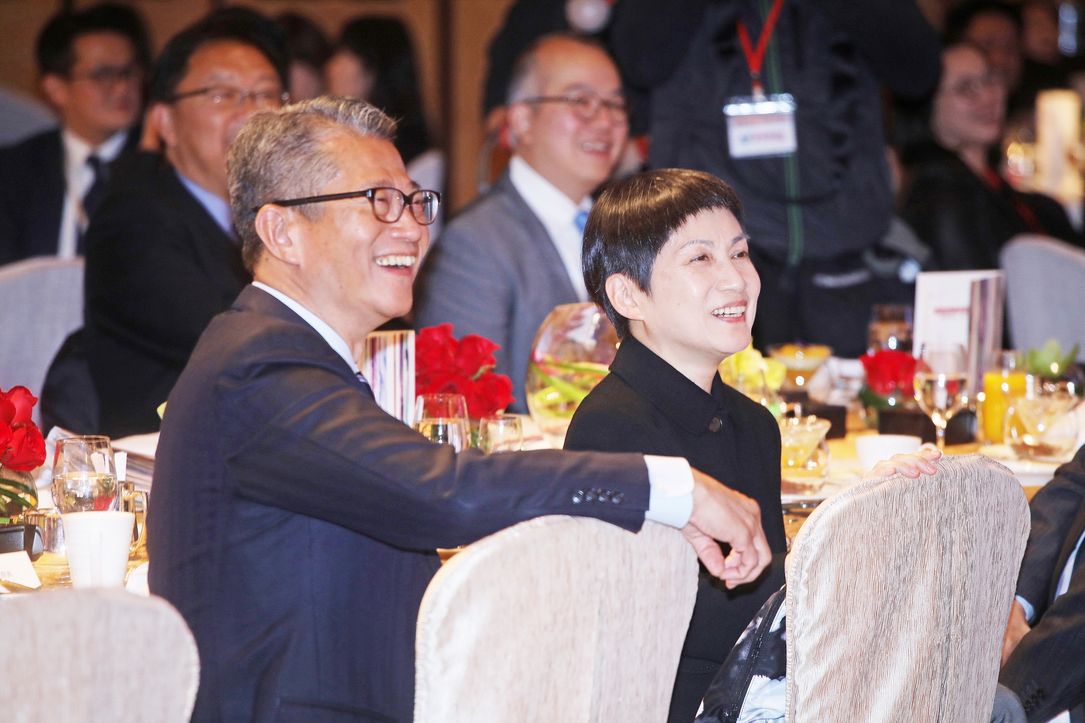 經濟峰會氣氛輕鬆，陳茂波聽李小加充滿幽默地介紹他出場笑不攏嘴。（信報圖片）