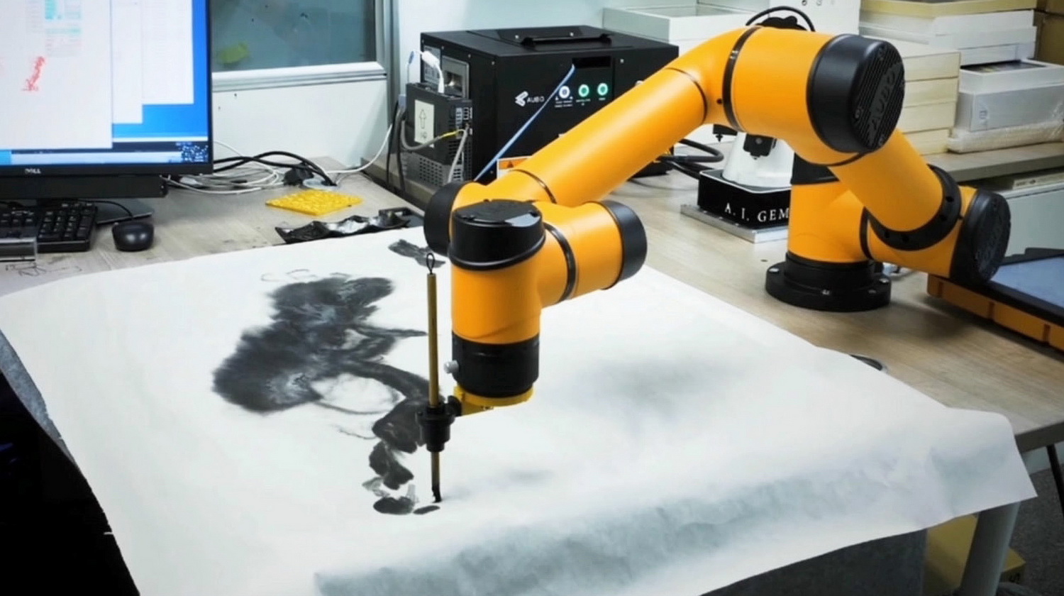 黃宏達以一組本來用於鐘錶製作的機械臂，畫出三十三幅AI水墨畫。 （被訪者提供圖片）