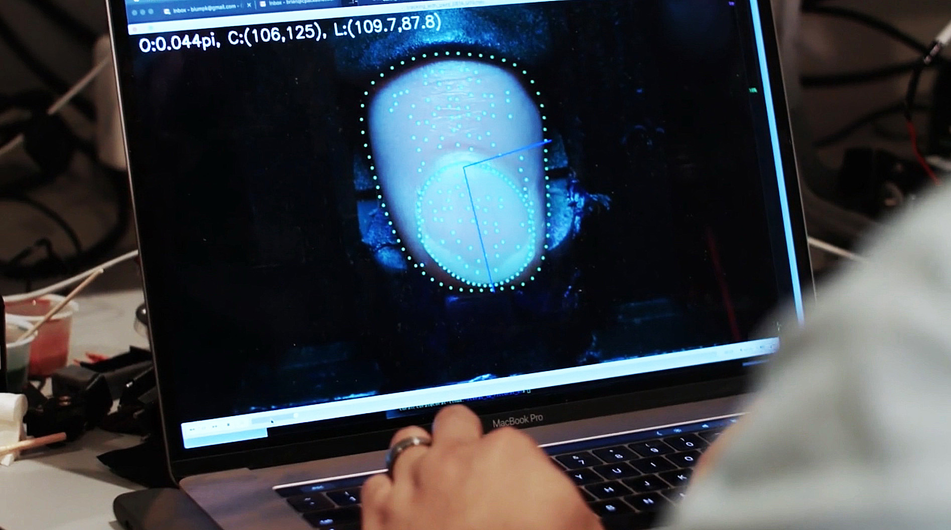 美甲機內置鏡頭配合AI視覺演算法，勾勒指甲周邊輪廓精準塗繪。（Coral圖片）