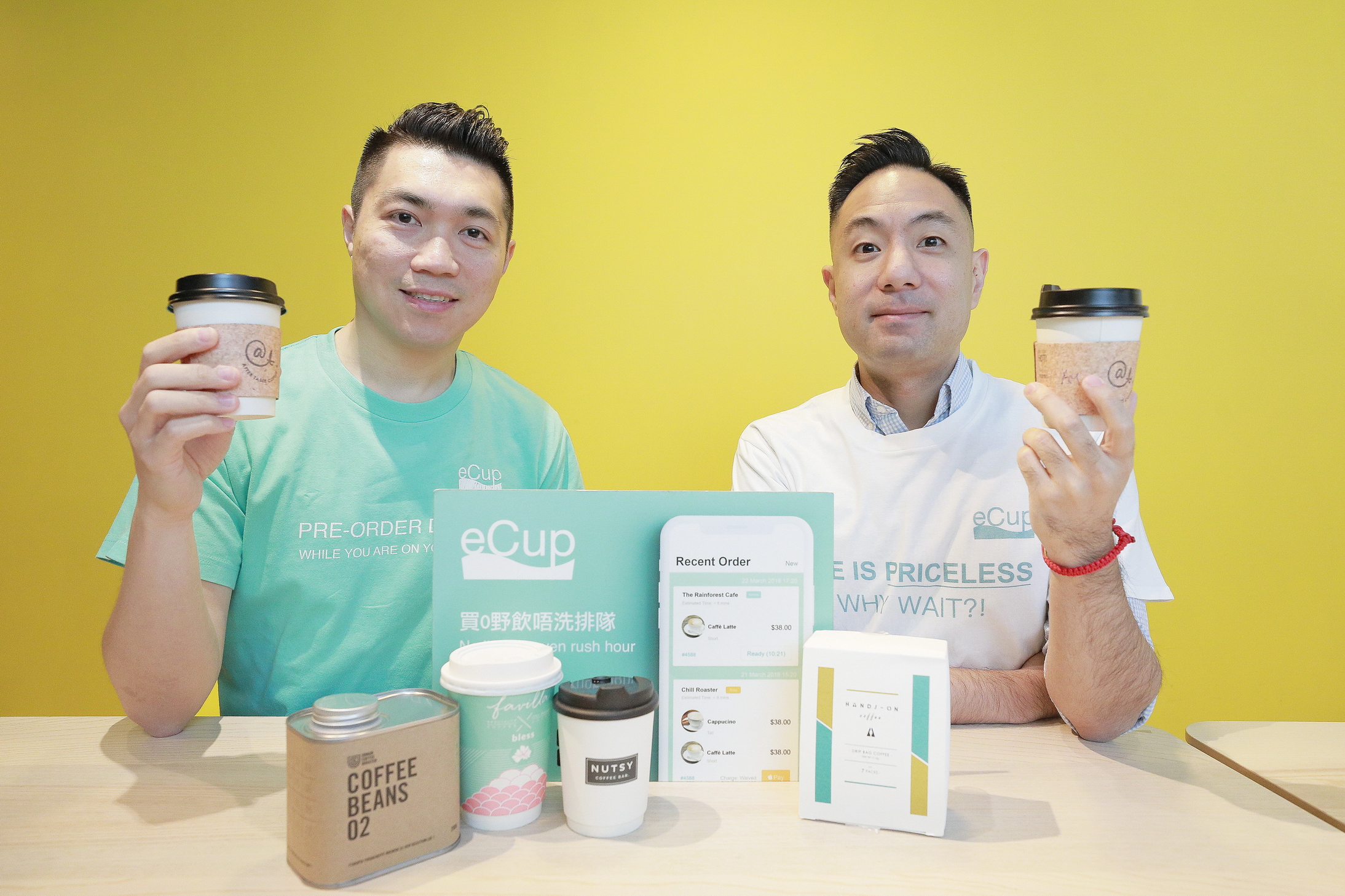 何卓堯（左）及李敏華（右）開發eCup程式，讓客人預先在手機下單，抵達咖啡店後即可提取飲品。（黃勁璋攝）