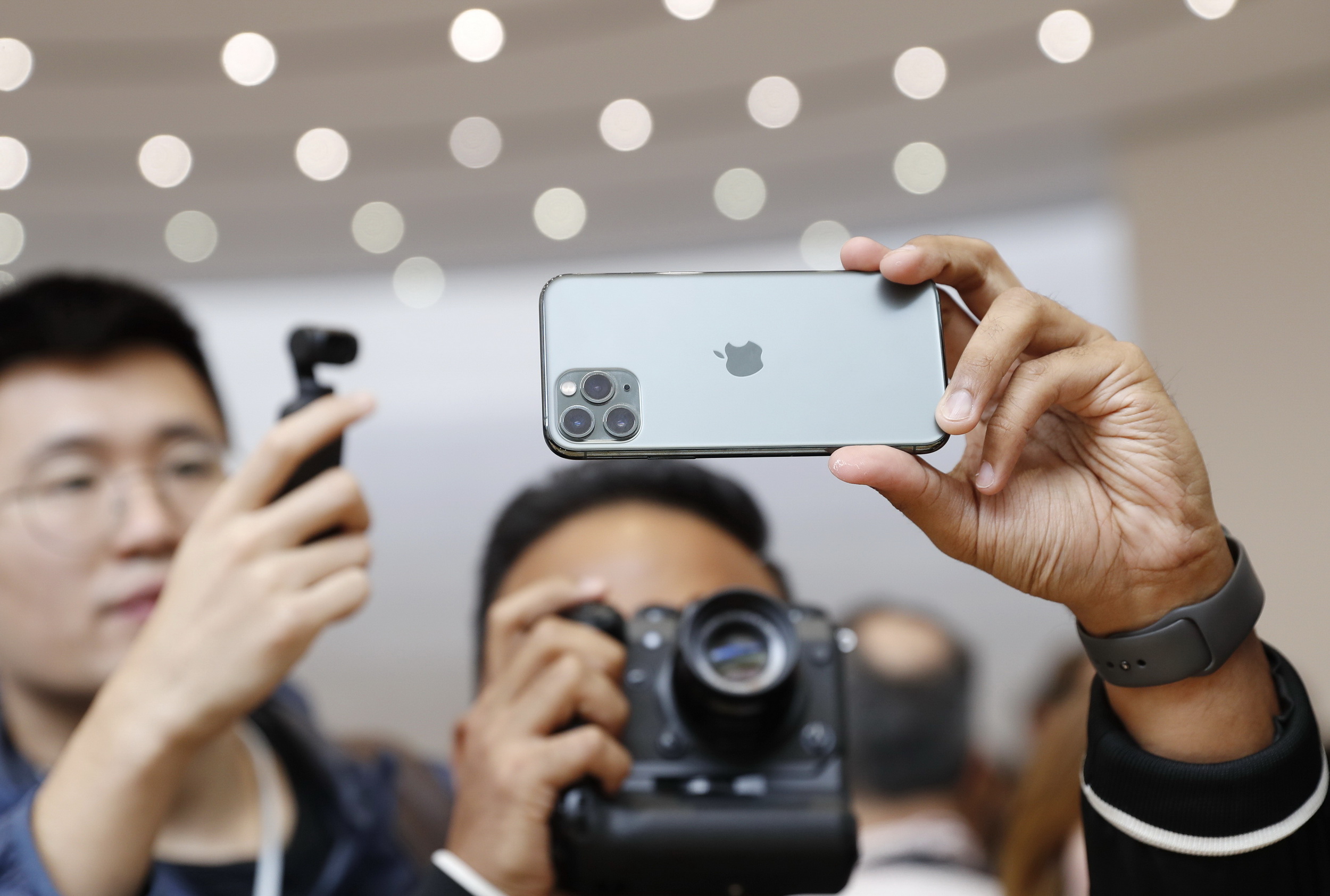 蘋果最新旗艦機iPhone 11系列，以強勁鏡頭攝力做賣點，惟機背補光燈輸出有限。（路透資料圖片）