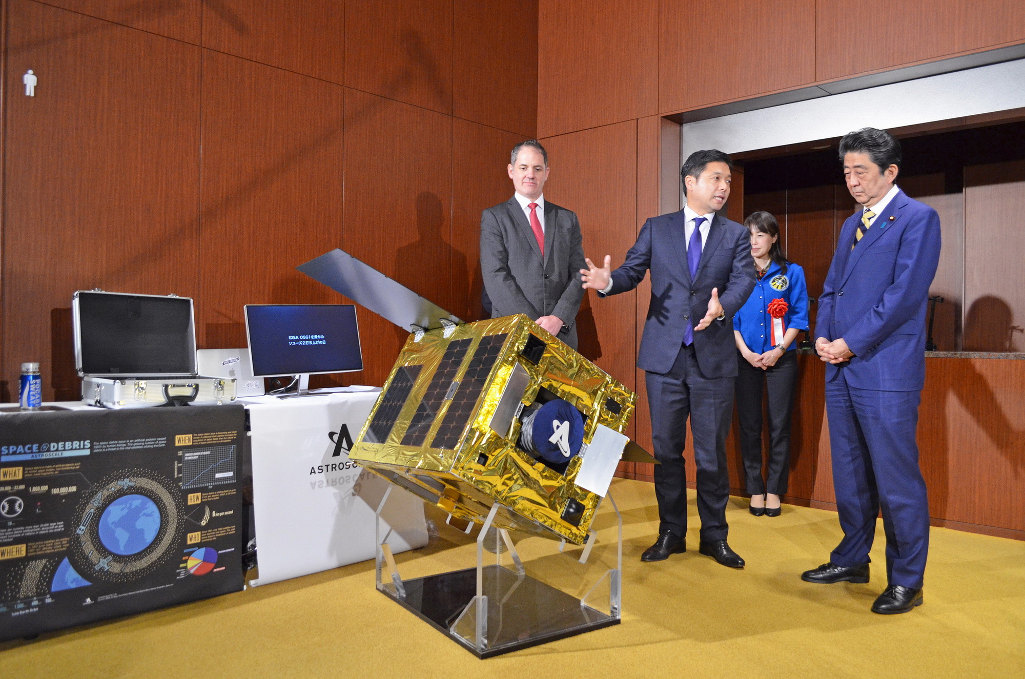 Astroscale創辦人岡田光信（中），向日本首相安倍晉三（右）介紹旗下的特製衞星；左為公司營運總裁Chris Blackerby。（Astroscale圖片）