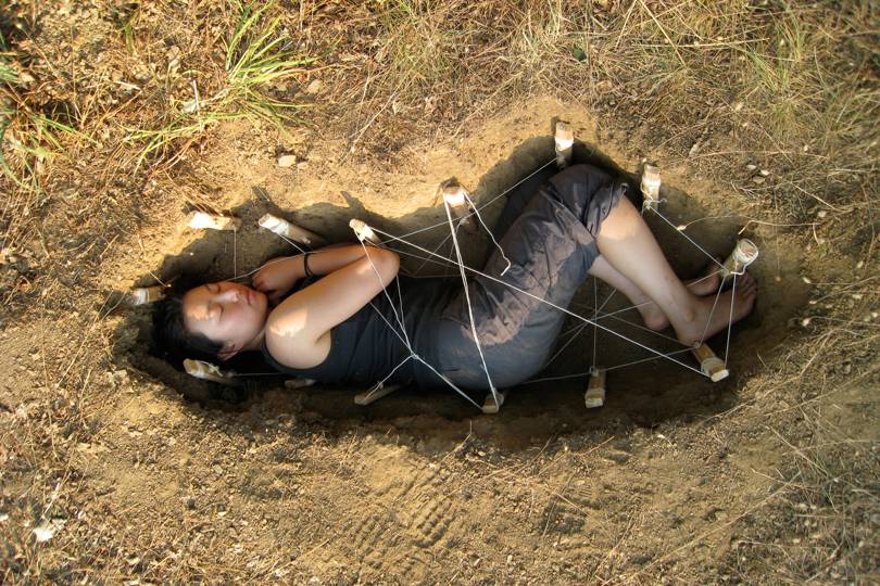 先人穿上Coeio壽衣後，毋須置於棺材內，可直接安葬於4英尺下的泥土，減少對木材的需求。