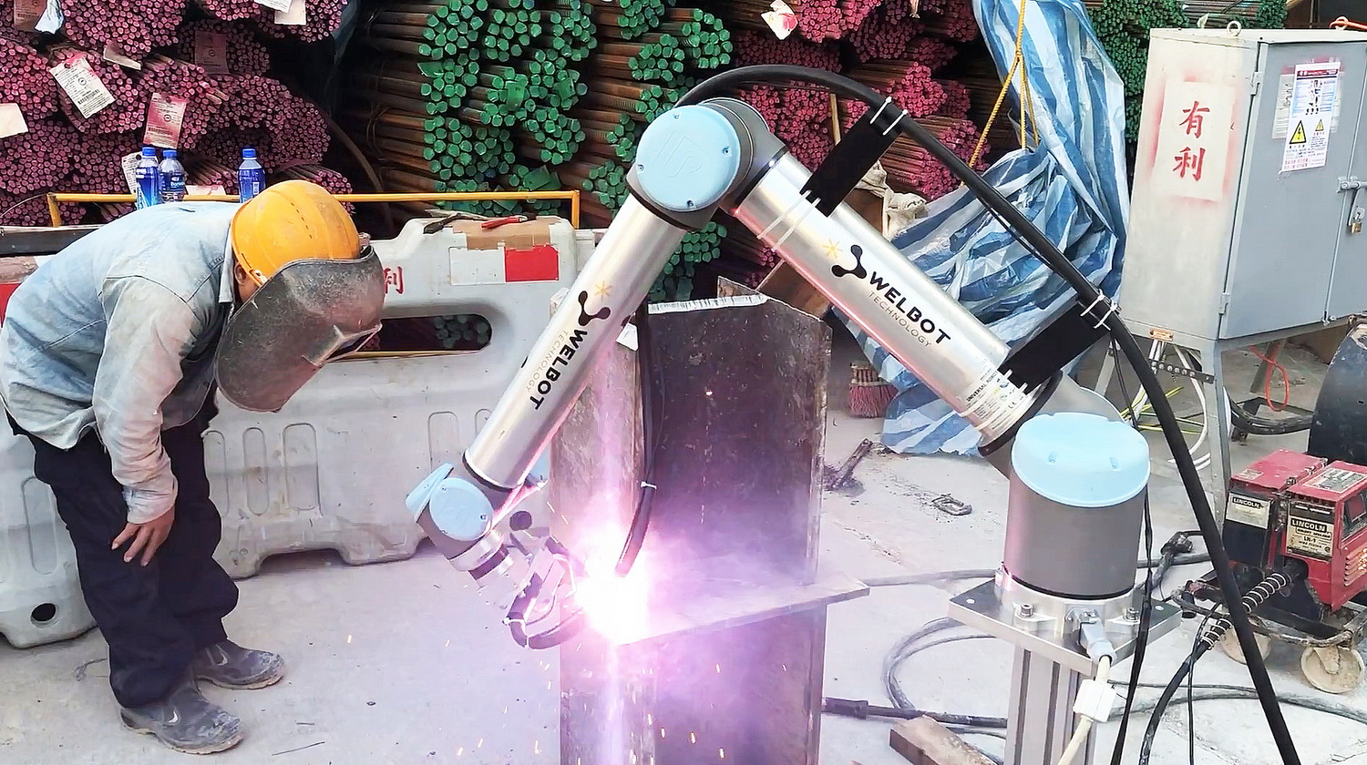 操作人員毋須懂編程，亦能藉威博科技的機械人完成焊接工作。（威博科技圖片）