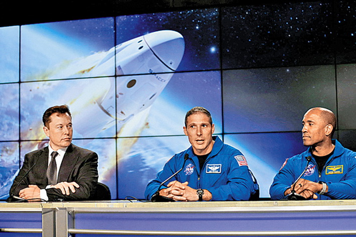 馬斯克（左一）與兩名太空人會見記者，計劃在第二季載人赴國際太空站。（路透圖片）
