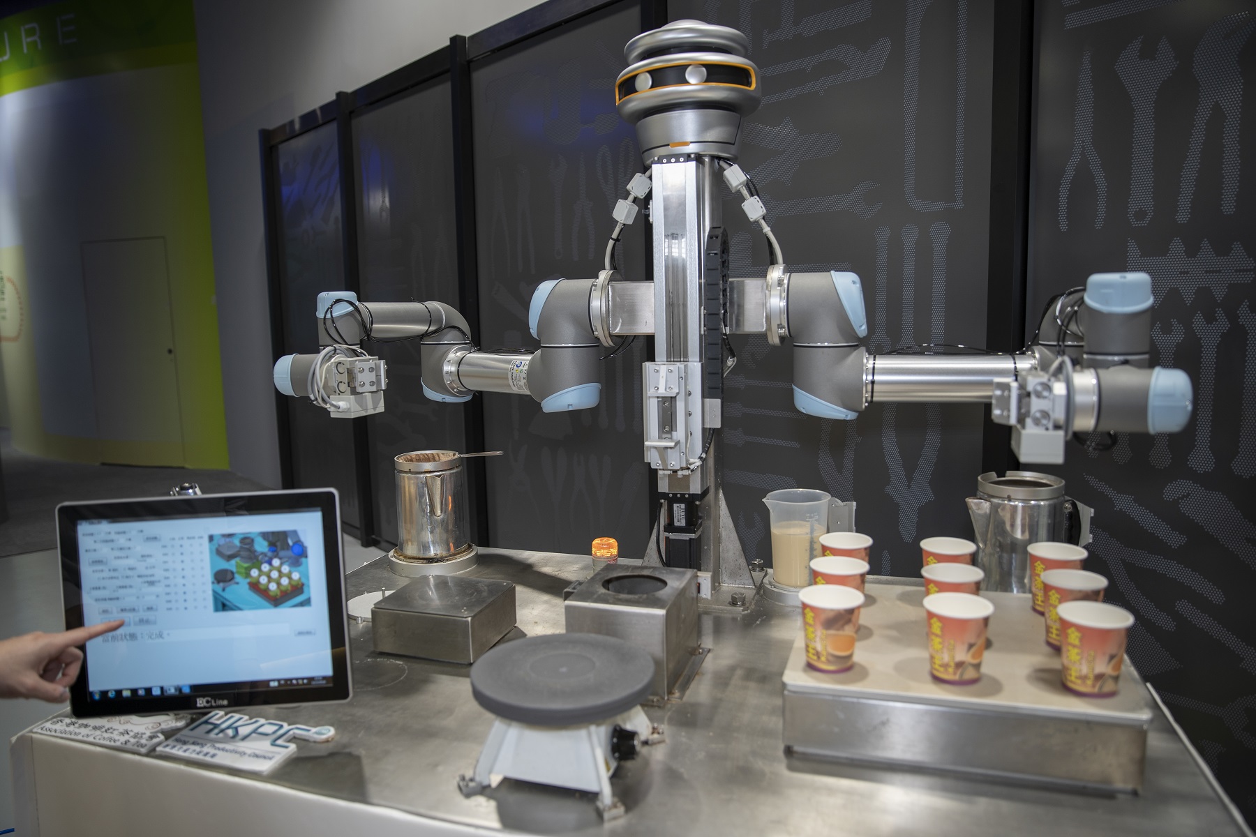港式奶茶智能製作機器人系統「金仔」，於「2019香港工商業獎」獲設備及機械設計優異證書。（生產力局圖片）
