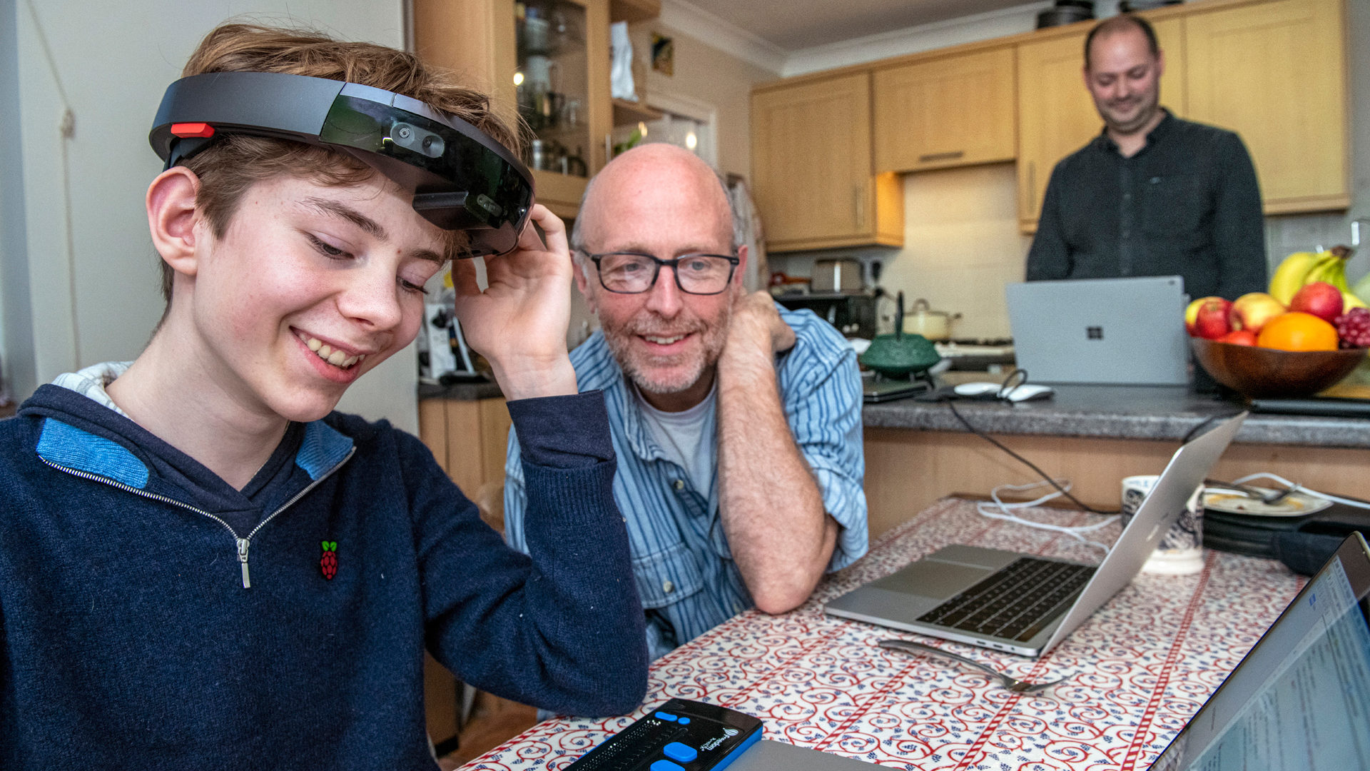 微軟以全息眼鏡HoloLens，結合AI及AR等技術，協助視障人士社交。圖左的12歲男童正在試用。（微軟圖片）